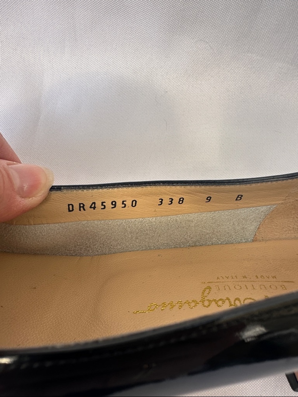 Salvatore Ferragamo Vara black patent leather pumps Size 9 bow gold logo plaque - Picture 7 of 8